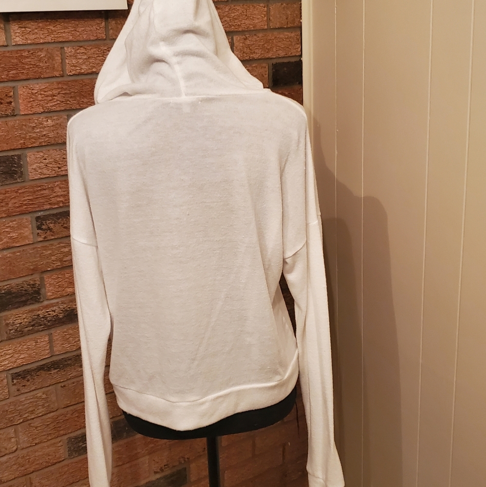 White pullover - Picture 2 of 2